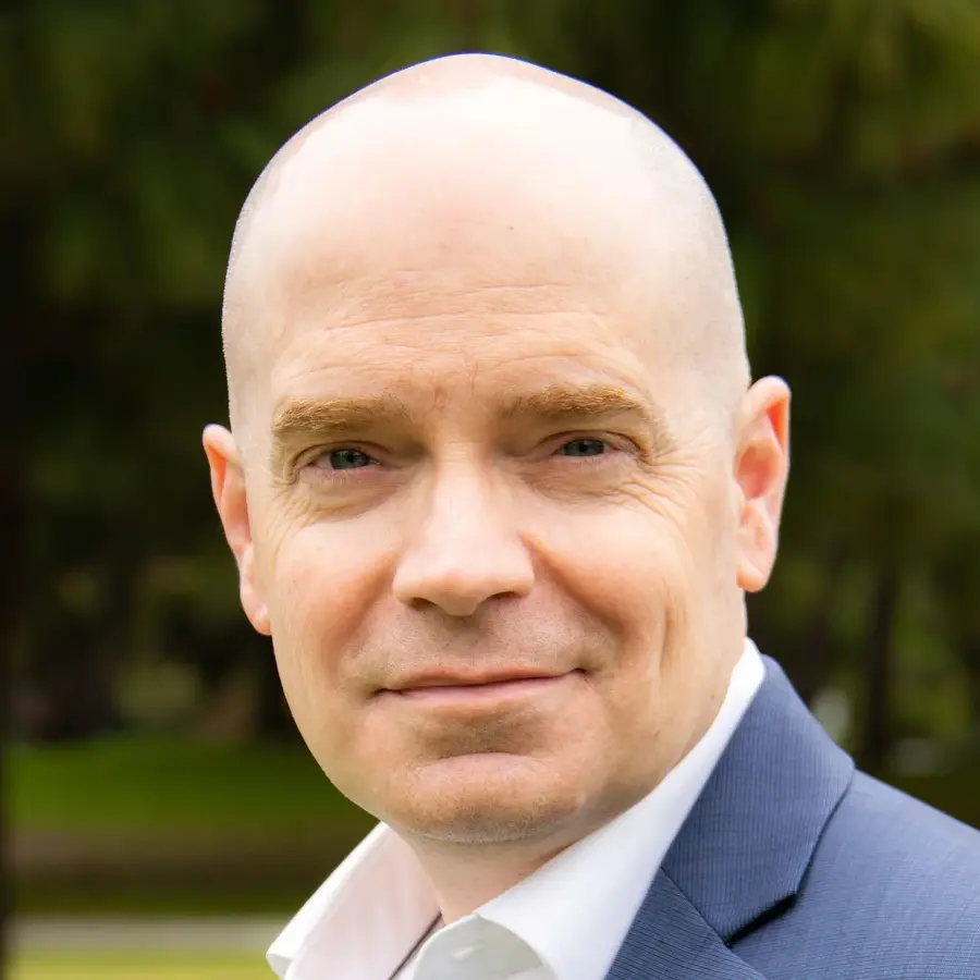 Chris Farnsworth headshot